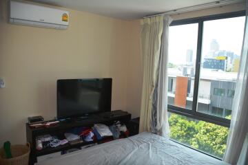 Large 2-bedroom condo in quiet area of Ekamai