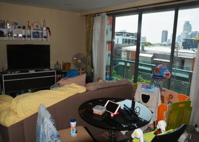 Large 2-bedroom condo in quiet area of Ekamai