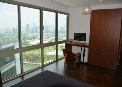 4-bedroom penthouse with lake views close to BTS Asoke