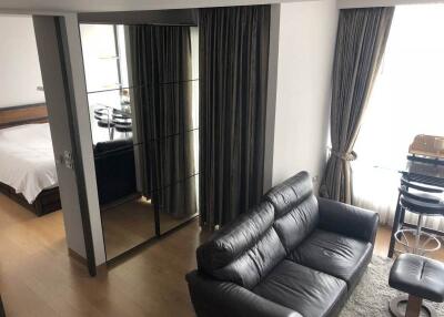 Modern 1 bedroom condominium for rent in Promphong