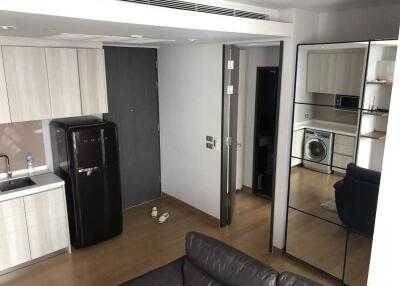 Modern 1 bedroom condominium for rent in Promphong