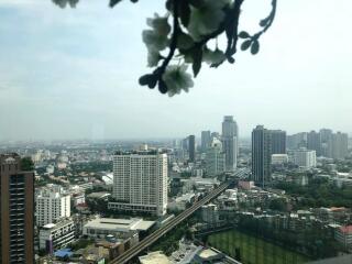 1-bedroom high floor condo only 300m from BTS Ekamai