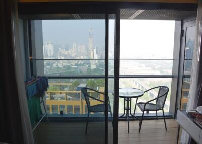 1-bedroom high floor & modern condo in Petchaburi area