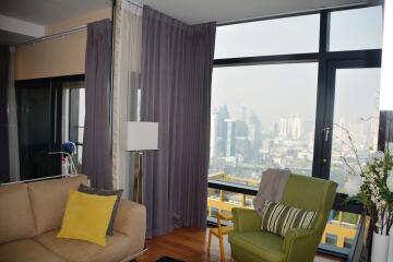 1-bedroom high floor & modern condo in Petchaburi area