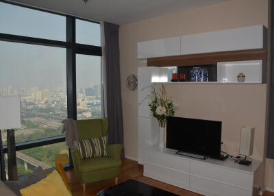 1-bedroom high floor & modern condo in Petchaburi area