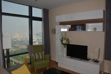 1-bedroom high floor & modern condo in Petchaburi area