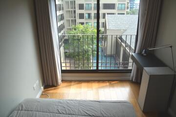 Modern 1-bedroom condo close to BTS Phromphong