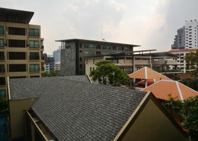 Modern 1-bedroom condo close to BTS Phromphong