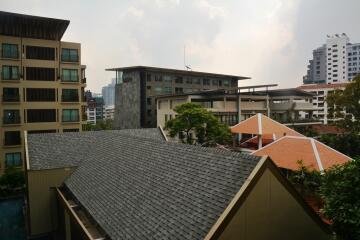 Modern 1-bedroom condo close to BTS Phromphong