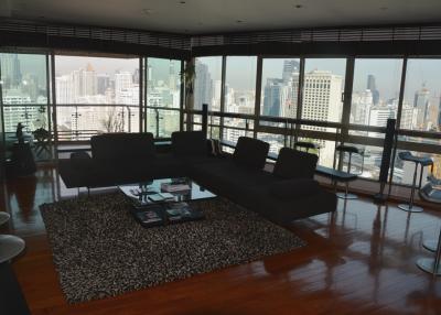 3-bedroom high floor condo close to BTS Asoke