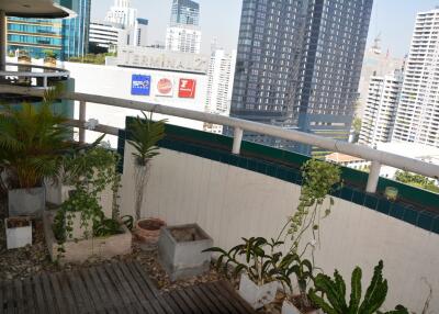 Large 1-bedroom condo in the heart of Asoke