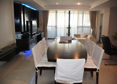 Large 1-bedroom condo in the heart of Asoke