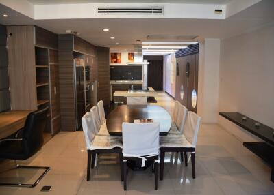 Large 1-bedroom condo in the heart of Asoke