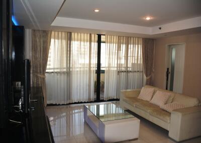 Large 1-bedroom condo in the heart of Asoke