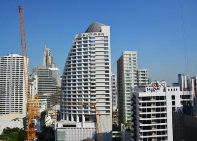 Large 1-bedroom condo in the heart of Asoke