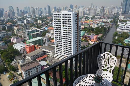 3-bedroom high floor corner unit located in the Petchaburi/Thonglor area