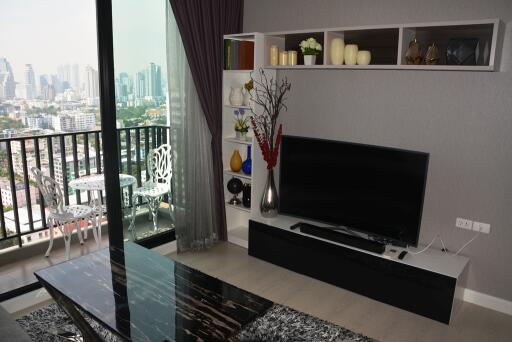 3-bedroom high floor corner unit located in the Petchaburi/Thonglor area