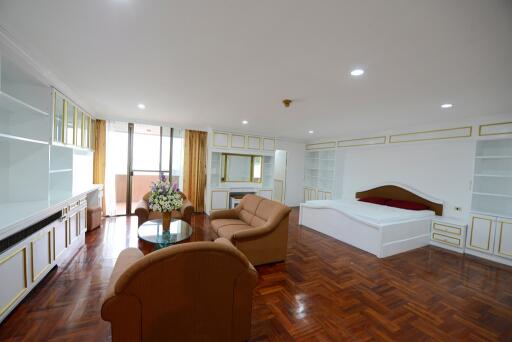 Spacious 3-bedroom high floor condo in Ekamai