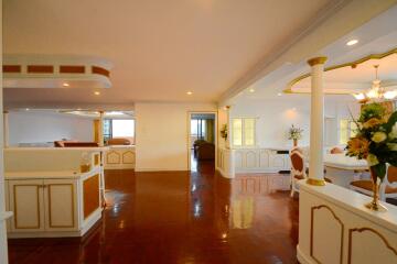 Spacious 3-bedroom high floor condo in Ekamai