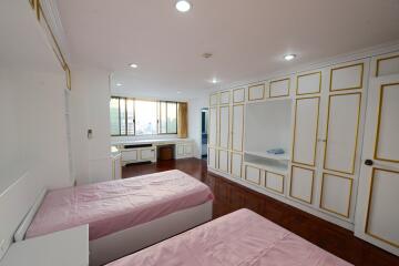 Spacious 3-bedroom high floor condo in Ekamai