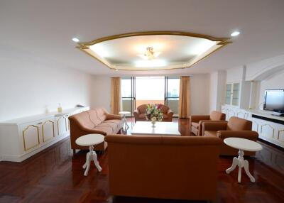 Spacious 3-bedroom high floor condo in Ekamai