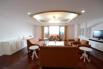 Spacious 3-bedroom high floor condo in Ekamai