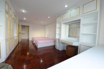 Spacious 3-bedroom high floor condo in Ekamai