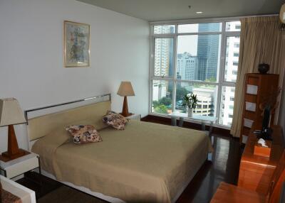 Spacious high floor 1-bedroom condo in Nana