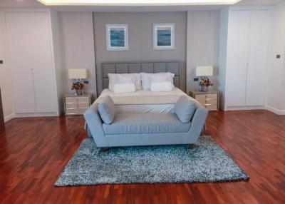 Large 3-bedroom condo for sale in Ekamai