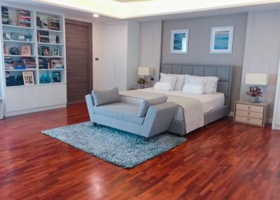 Large 3-bedroom condo for sale in Ekamai