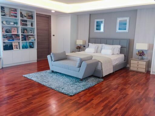 Large 3-bedroom condo for sale in Ekamai