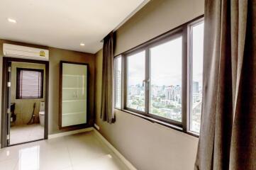 Renovated 2-bedroom unit in Thonglor area close to the BTS