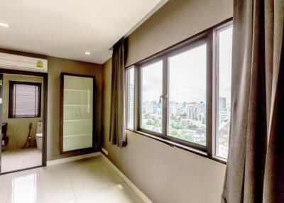 Renovated 2-bedroom unit in Thonglor area close to the BTS