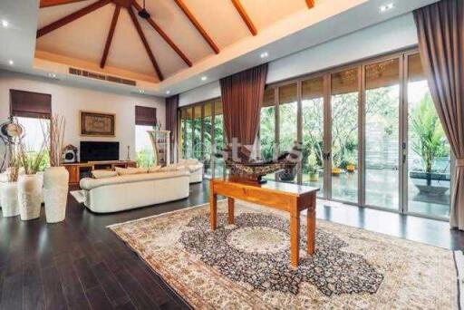 Spacious 5-bedrooms villa close to Layan beach