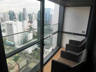 High floor modern 1 bedroom condo on Petchaburi