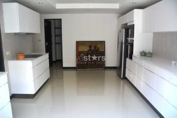 4-bedroom spacious condo in the Ekamai area