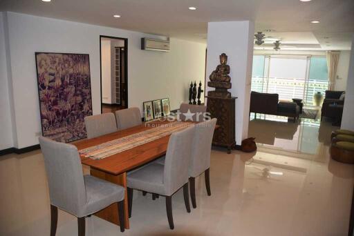 4-bedroom spacious condo in the Ekamai area