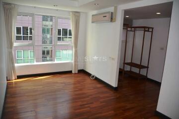 4-bedroom spacious condo in the Ekamai area