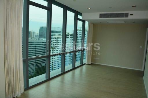2-bedroom high floor duplex unit in Asoke area