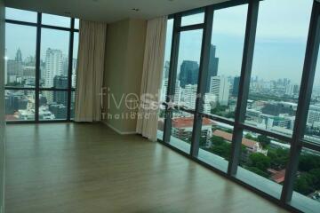 2-bedroom high floor duplex unit in Asoke area