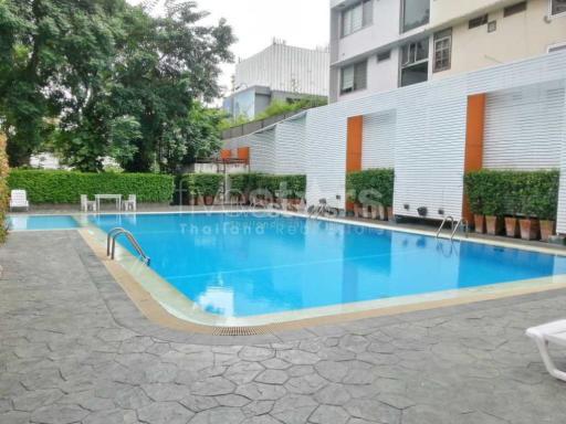 2-bedroom spacious unit with nice city views in Phromphong