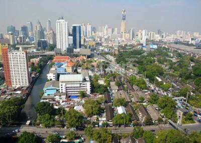 1-bedroom modern high floor unit in the Nana/Petchaburi area