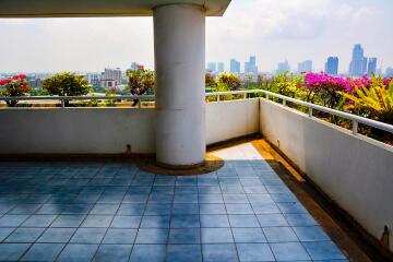 4-bedroom spacious condo with large terrace in Ekamai