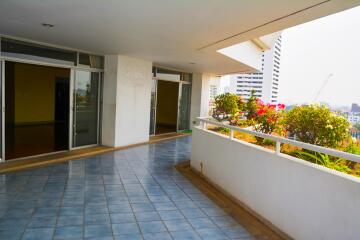 4-bedroom spacious condo with large terrace in Ekamai