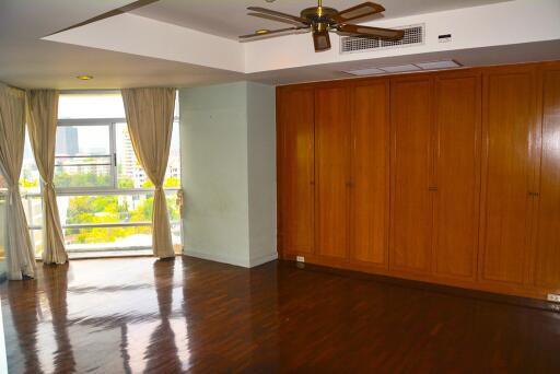 4-bedroom spacious condo with large terrace in Ekamai