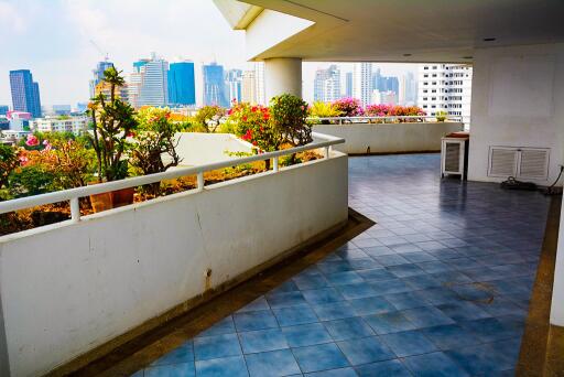 4-bedroom spacious condo with large terrace in Ekamai