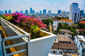 4-bedroom spacious condo with large terrace in Ekamai