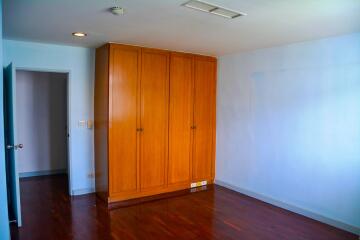 4-bedroom spacious condo with large terrace in Ekamai