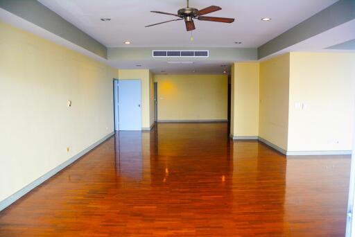 4-bedroom spacious condo with large terrace in Ekamai