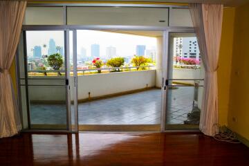 4-bedroom spacious condo with large terrace in Ekamai